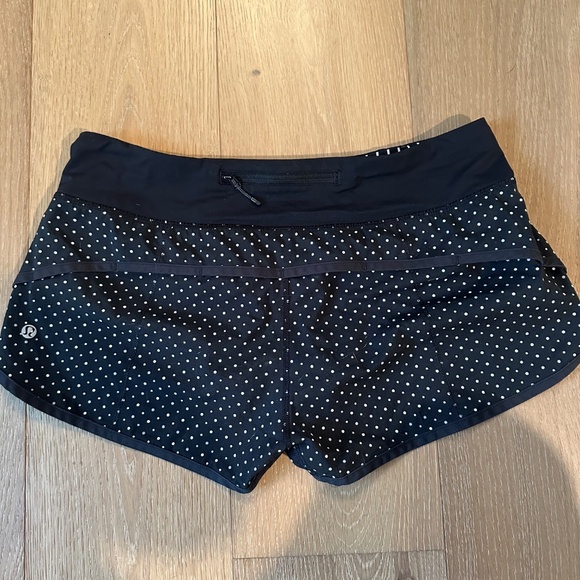 Lululemon Speed Shorts - Size 8 - Chevron Dot Black - Picture 2 of 4